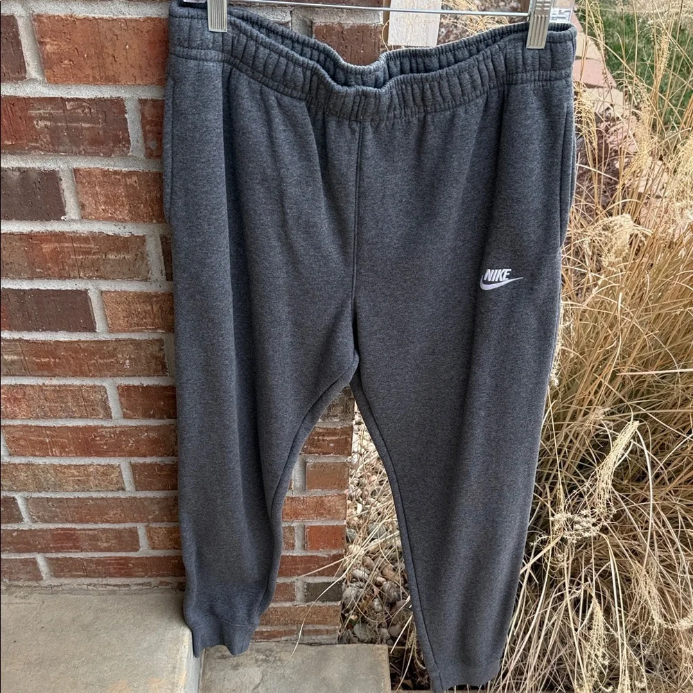 Nike Men’s M Sportswear Club Fleece Jogger pants in Charcoal Gray